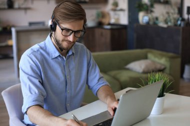 İş adamı video konuşmasında iş arkadaşlarıyla kişisel izolasyon ve karantina sırasında online brifing hakkında konuştu. Grip salgını ve covid-19