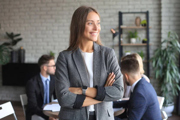 Affärskvinna Med Sin Personal Människor Grupp Bakgrunden Moderna Ljusa Kontor — Stockfoto