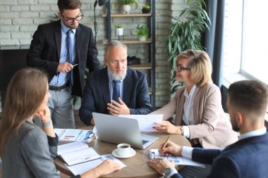 İşletme ekibi laptopun sonuçlarını kontrol etmek için çalışıyor.