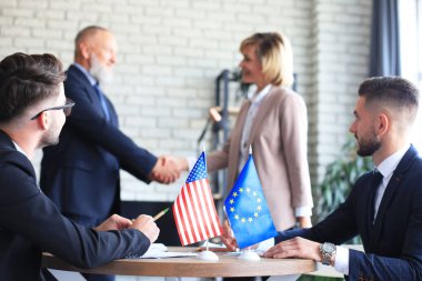 İki iş ortağı el sıkışıyor. Avrupa Birliği Amerika Birleşik Devletleri