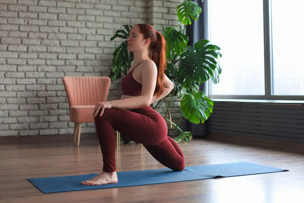 Donna Sorridente Che Estende Sul Tappetino Yoga Classe Concetto Vita — Foto Stock