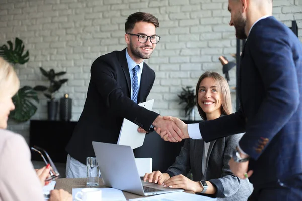 Zakenmensen Schudden Elkaar Hand Ronden Een Vergadering — Stockfoto