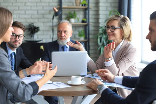 Ofis toplantısındaki pozitif iş çalışanlarının portresi.