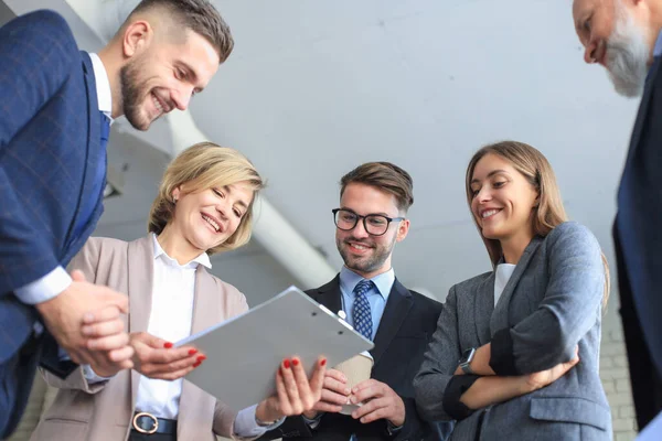 Yatırım planlarını tartışmak için iş adamları beyin fırtınası toplantısı yapıyor.