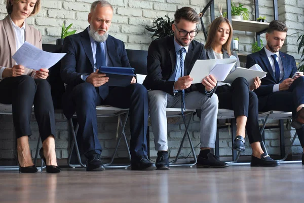 Gente Negocios Moderna Esperando Entrevista Trabajo — Foto de Stock