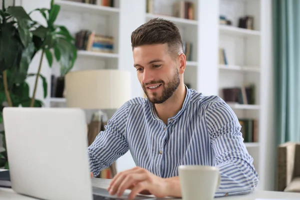 Feliz Joven Hombre Negocios Está Analizando Documentos Financieros Desde Casa — Foto de Stock