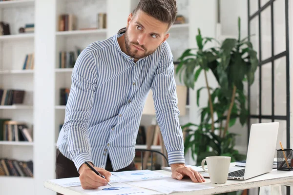 Joven Hombre Negocios Moderno Analizando Datos Utilizando Ordenador Portátil Mientras — Foto de Stock