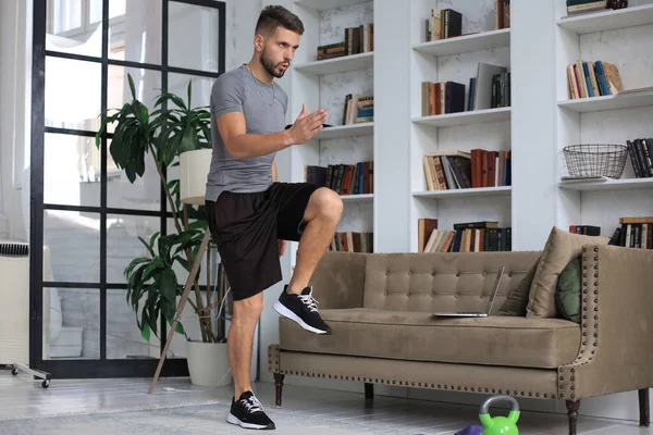 Homem Bonito Fazer Exercício Desportivo Casa Durante Quarentena Conceito Vida — Fotografia de Stock