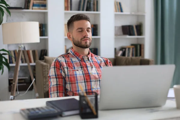 Lächelnder Gutaussehender Geschäftsmann Entspannt Sich Home Office — Stockfoto