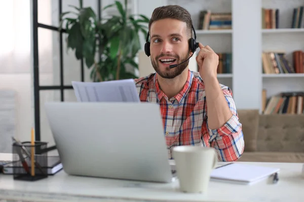 Konzentrierter Junger Freiberuflicher Geschäftsmann Mit Laptop Für Videokonferenzen Der Hause — Stockfoto