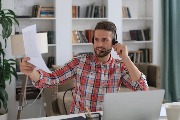 Joven Empresario Freelancer Concentrado Usando Laptop Para Videoconferencia Trabajando Remotamente — Foto de Stock