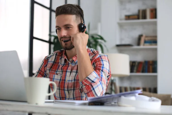 Hombre Joven Feliz Los Auriculares Que Trabajan Ordenador Portátil Desde — Foto de Stock