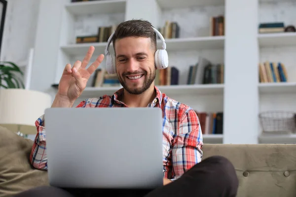 Usmívající Podnikatel Pozdravuje Kolegy Videokonferenci Vyjednává Daleko Domova — Stock fotografie