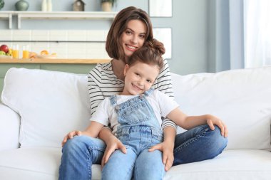 Mutlu anne, küçük kızı kucaklıyor, evde birlikte vakit geçiriyoruz.