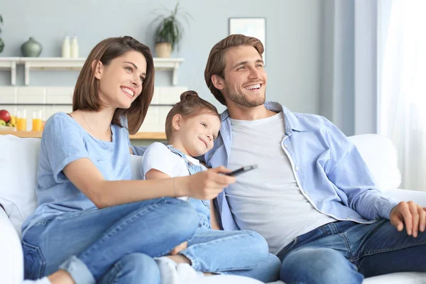 Famille Heureuse Avec Enfant Assis Sur Canapé Regardant Télévision Les — Photo