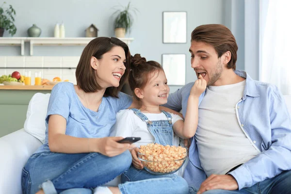 Família Feliz Com Criança Sentada Sofá Assistindo Comendo Pipocas Jovens — Fotografia de Stock