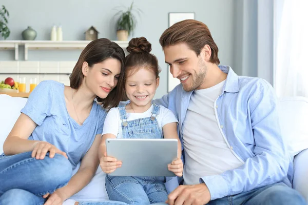 Pais Jovens Amigáveis Positivos Com Pequena Filha Sorridente Sentada Sofá — Fotografia de Stock