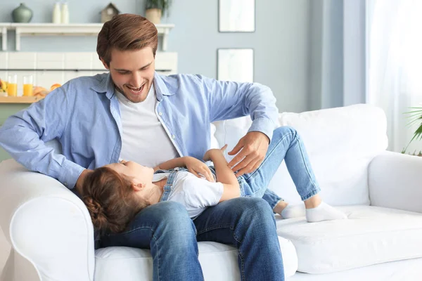 Glimlachende Jonge Vader Zitten Bank Woonkamer Spelen Met Gelukkig Dochtertje — Stockfoto