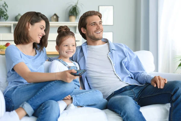 Gelukkig Gezin Met Kind Zitten Bank Kijken Jonge Ouders Omarmen — Stockfoto