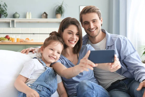 Belle Jeune Famille Avec Petit Enfant Prenant Selfie Avec Smartphone — Photo