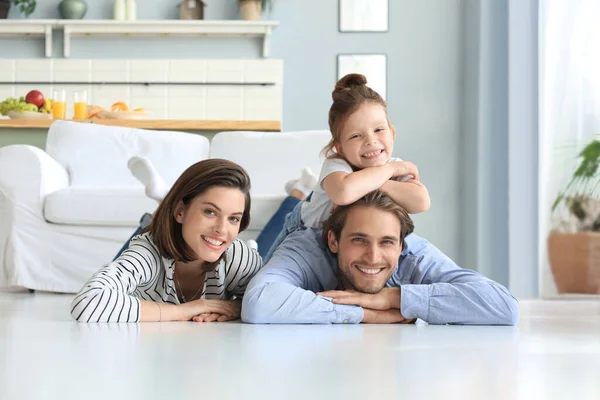 Joven Familia Caucásica Con Pequeña Hija Pose Relajarse Suelo Sala —  Fotos de Stock