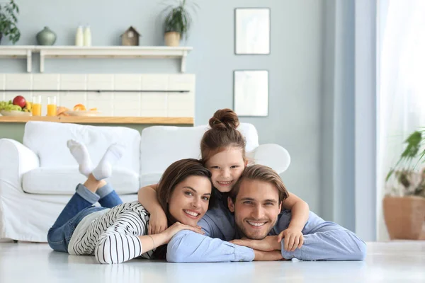 Jonge Blanke Familie Met Kleine Dochter Poseren Ontspannen Vloer Woonkamer — Stockfoto