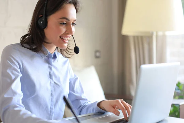 Opérateur Soutien Clientèle Féminin Avec Casque Sourire — Photo