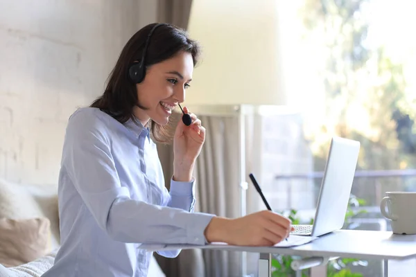 Opérateur freelance parler avec des écouteurs et de consulter les clients du bureau à domicile. — Photo