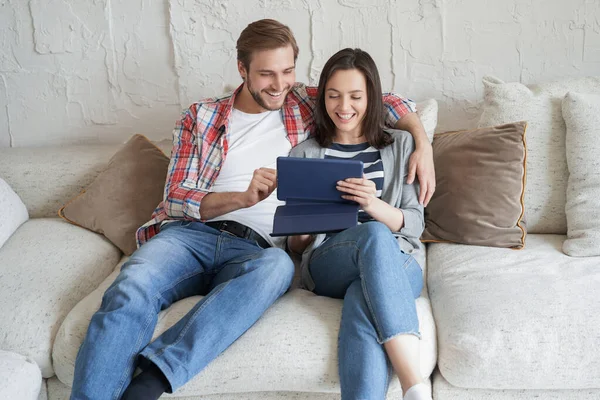 Young Couple Watching Media Content Online Tablet Sitting Sofa Living — Stock Photo, Image