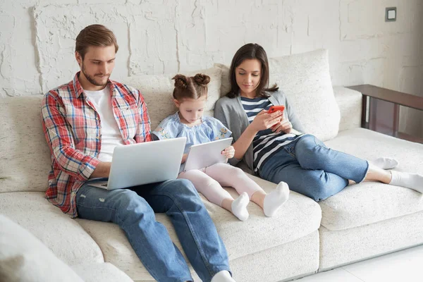 Père Mère Fille Utilisant Des Appareils Électroniques Assis Sur Canapé — Photo