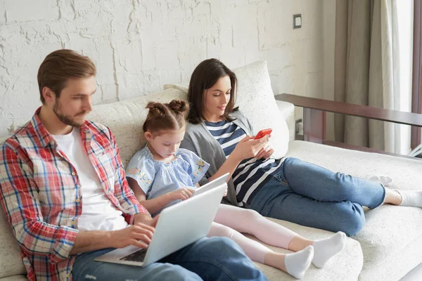 Père Mère Fille Utilisant Des Appareils Électroniques Assis Sur Canapé — Photo