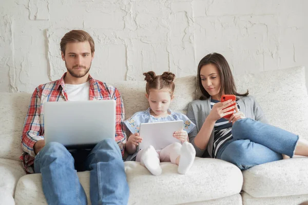 Père Mère Fille Utilisant Des Appareils Électroniques Assis Sur Canapé — Photo