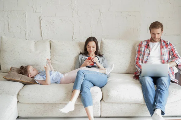 Pai Mãe Filha Usando Dispositivos Eletrônicos Sentados Sofá Sala Estar — Fotografia de Stock