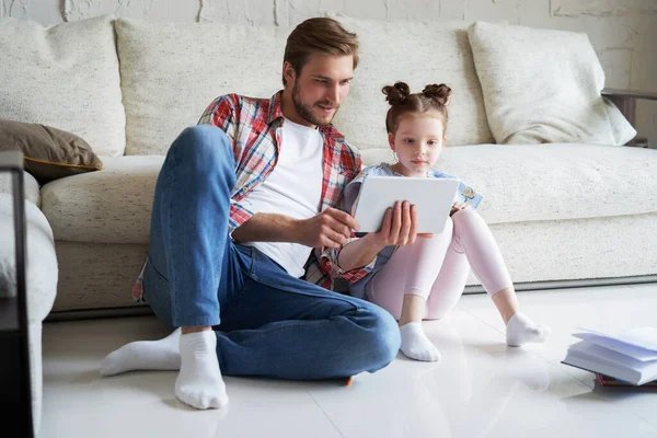 Père Fille Souriants Assis Sur Sol Dans Salon Avec Tablette — Photo