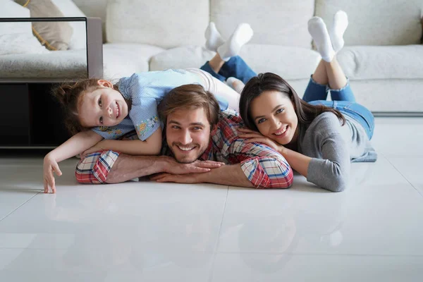 Jonge Blanke Familie Met Kleine Dochter Poseren Ontspannen Vloer Woonkamer — Stockfoto