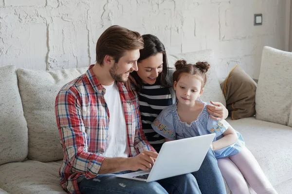 Jeunes Parents Amicaux Positifs Avec Une Petite Fille Souriante Assise — Photo