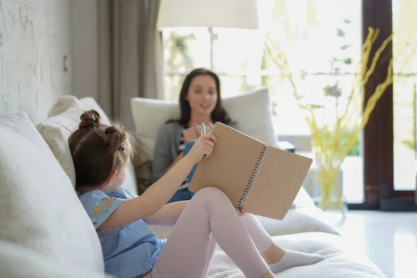 Gelukkig Moeder Glimlachende Dochter Zitten Bank Genieten Van Creatieve Activiteit — Stockfoto