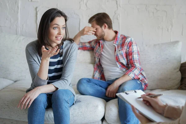 Casal Jovem Falando Sobre Seu Problema Com Psicólogo Escritório — Fotografia de Stock