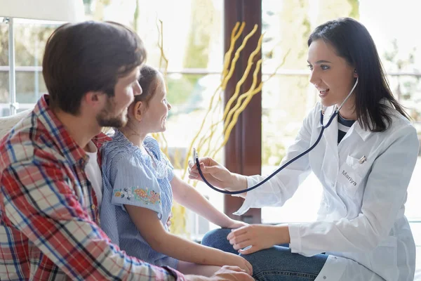 Una Ragazzina Dal Dottore Controllo Medico Donna Auscultare Battito Cardiaco — Foto Stock