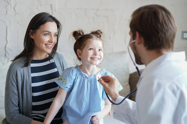 Muayene Için Doktordaki Küçük Kız Doktor Kadın Çocuğun Kalp Atışlarını — Stok fotoğraf