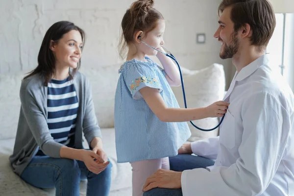 Uma Menina Médico Para Check Mulher Doutora Ausculta Batimento Cardíaco — Fotografia de Stock