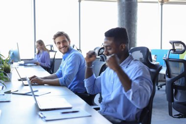 Başarıyı kutlayan kolları havada bir iş adamı ofiste e-postayla iyi haberler aldı