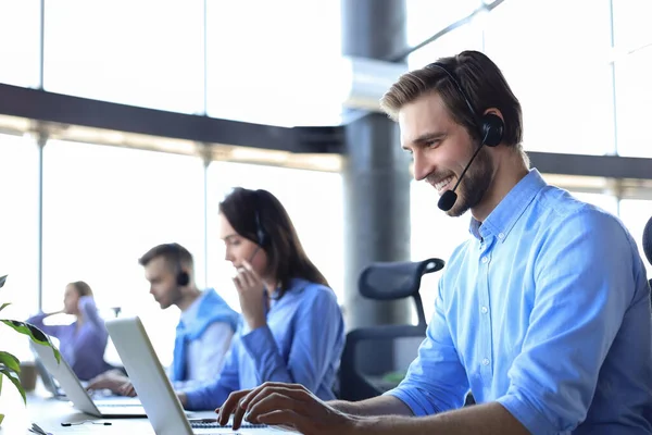 Smiling Operador Call Center Masculino Com Fones Ouvido Sentado Escritório — Fotografia de Stock