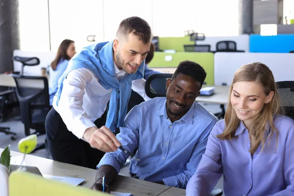 Negocios Gente Moderna Ropa Casual Discusión Nuevo Proyecto Oficina — Foto de Stock