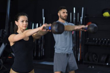 Genç ve formda bir çift.