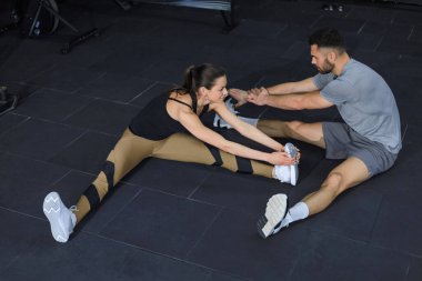 Bacak esneten kaslı bir çiftin portresi