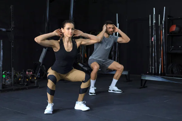 Fitness Par Sportkläder Gör Squat Övningar Gym — Stockfoto