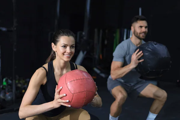 Bonito Jovem Casal Esportes Está Trabalhando Com Bola Medicina Ginásio — Fotografia de Stock