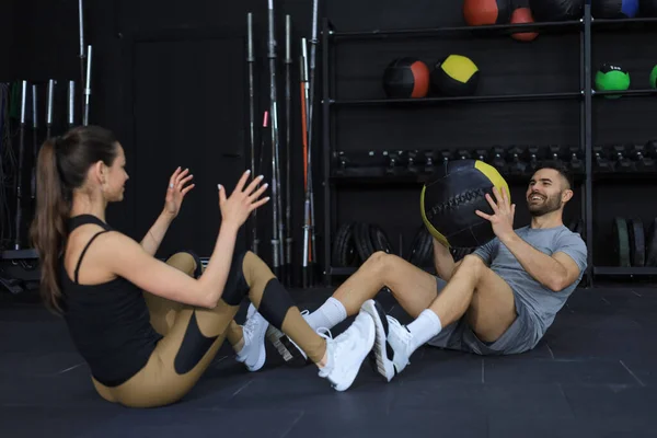 Fit Muscular Couple Exercising Medicine Ball Gym — Stock Photo, Image