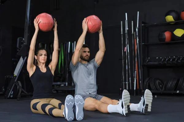 Apto Musculoso Casal Exercitando Com Bola Medicina Ginásio — Fotografia de Stock